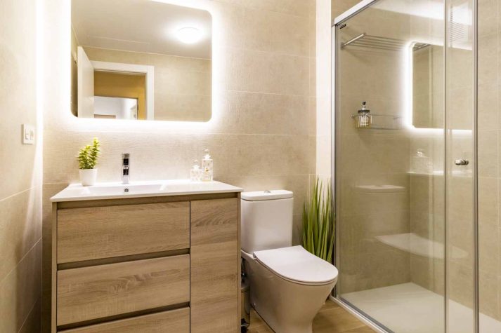▷ Baños pequeños con ducha. Ideas para reformar baños 2024.  Bathroom  layout, Small bathroom design, Bathroom interior design